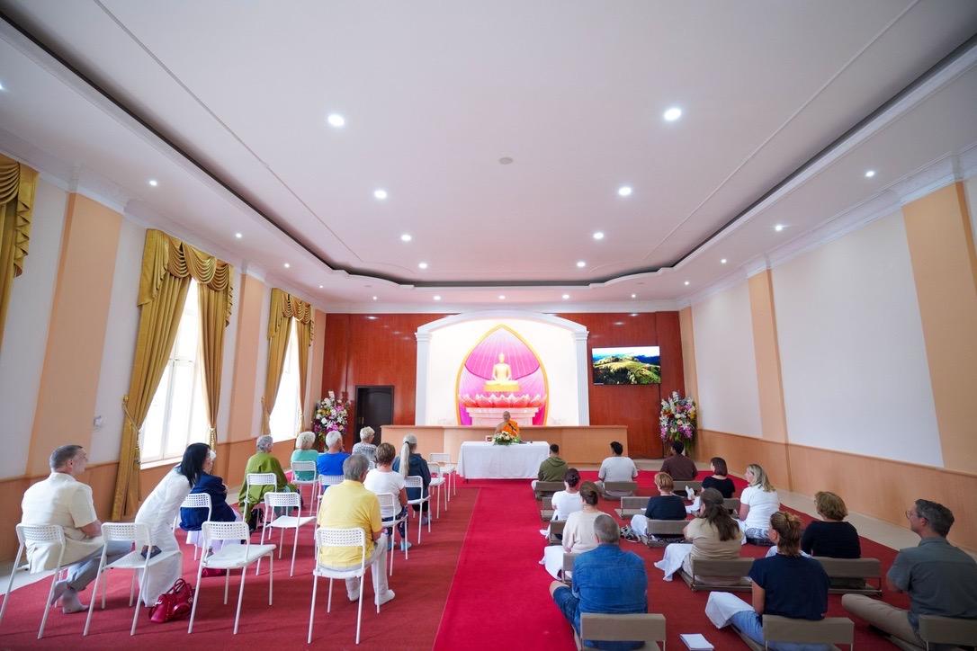Teilnehmer bei einem Meditationstag in einem buddhistischen Meditationszentrum in Deutschland