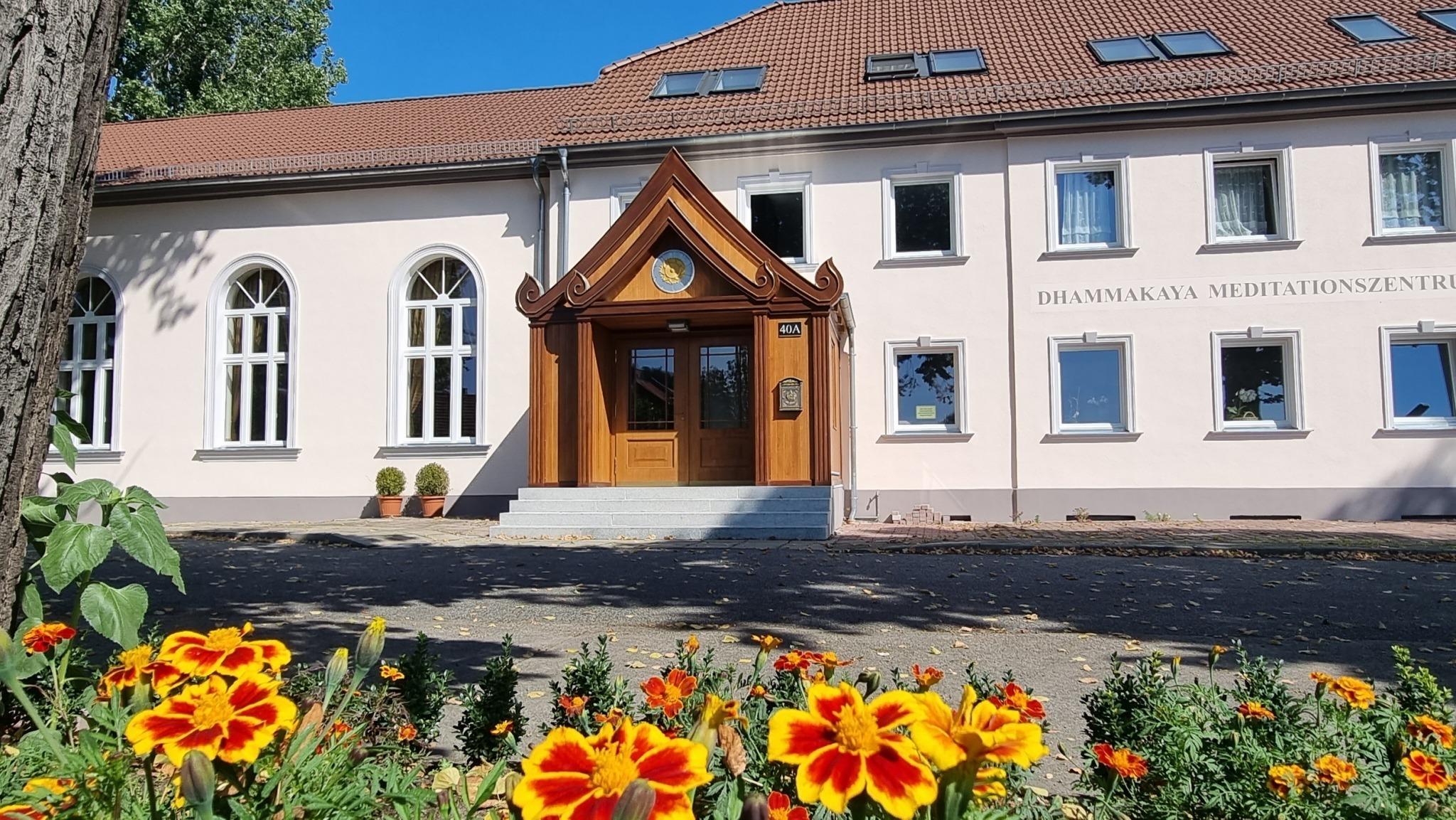 Außenansicht von Wat Phra Dhammakaya Berlin